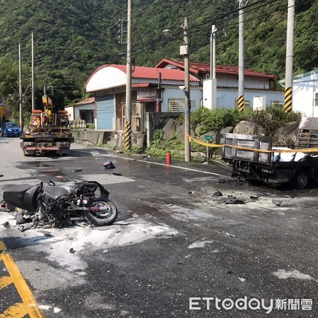 ▲▼重型機車與小貨車發生擦撞，導致小貨車油箱起火燃燒，機車駕駛撞撃後飛噴到小貨車上受困車內被活活燒死。（圖／記者王兆麟翻攝，下同）