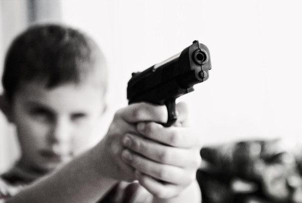 ▲▼美國一名4歲小男孩在中控台拿到一把槍，隨即把姊姊射死。（示意圖／取自免費圖庫Pixabay）