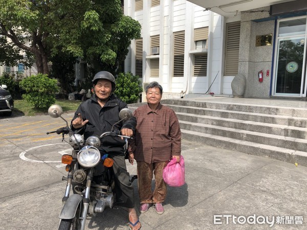 ▲老翁騎機車奔波百里來接送妻子。（圖／記者楊均典翻攝）