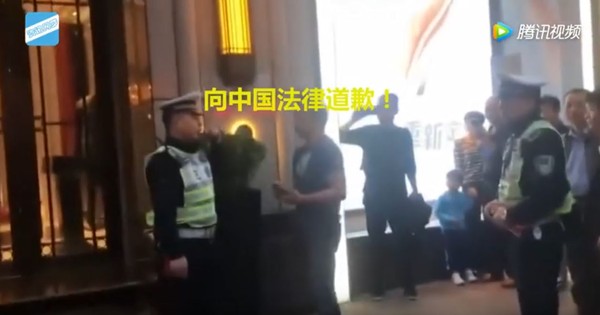 ▲▼上海交警與日本男子發生糾紛。（圖／翻攝自YouTube影片）
