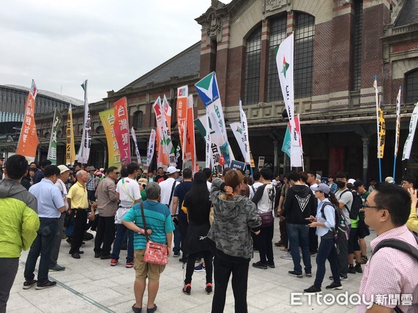 ▲近千名反對統促會人士在台中火車站前表達立場  。（圖／記者鄧木卿攝）