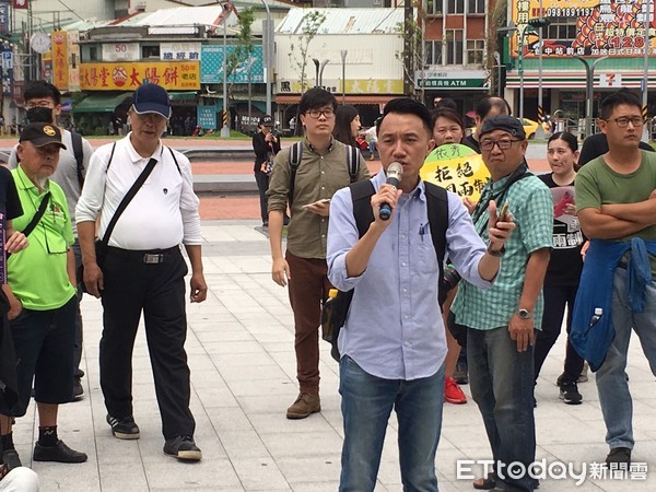 ▲近千名反對統促會人士在台中火車站前表達立場  。（圖／記者鄧木卿攝）