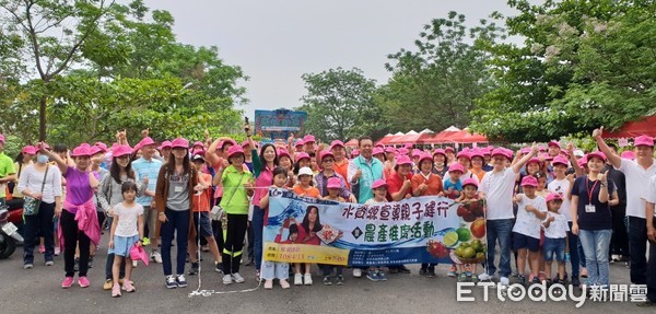 ▲▼屏東縣鹽埔鄉公所13日舉辦水資源宣導親子健行暨農產推廣。（圖／記者陳崑福翻攝）