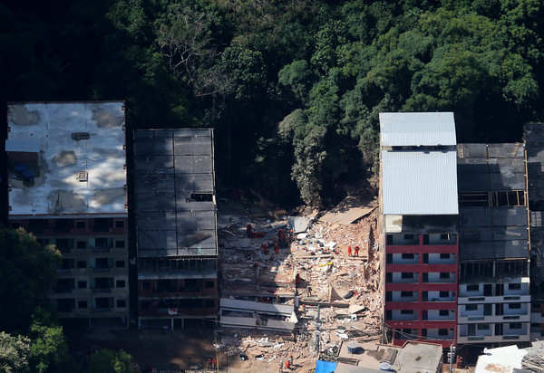 ▲▼里約熱內盧2棟民宅建築突然倒塌，釀成5死13失蹤。（圖／路透）
