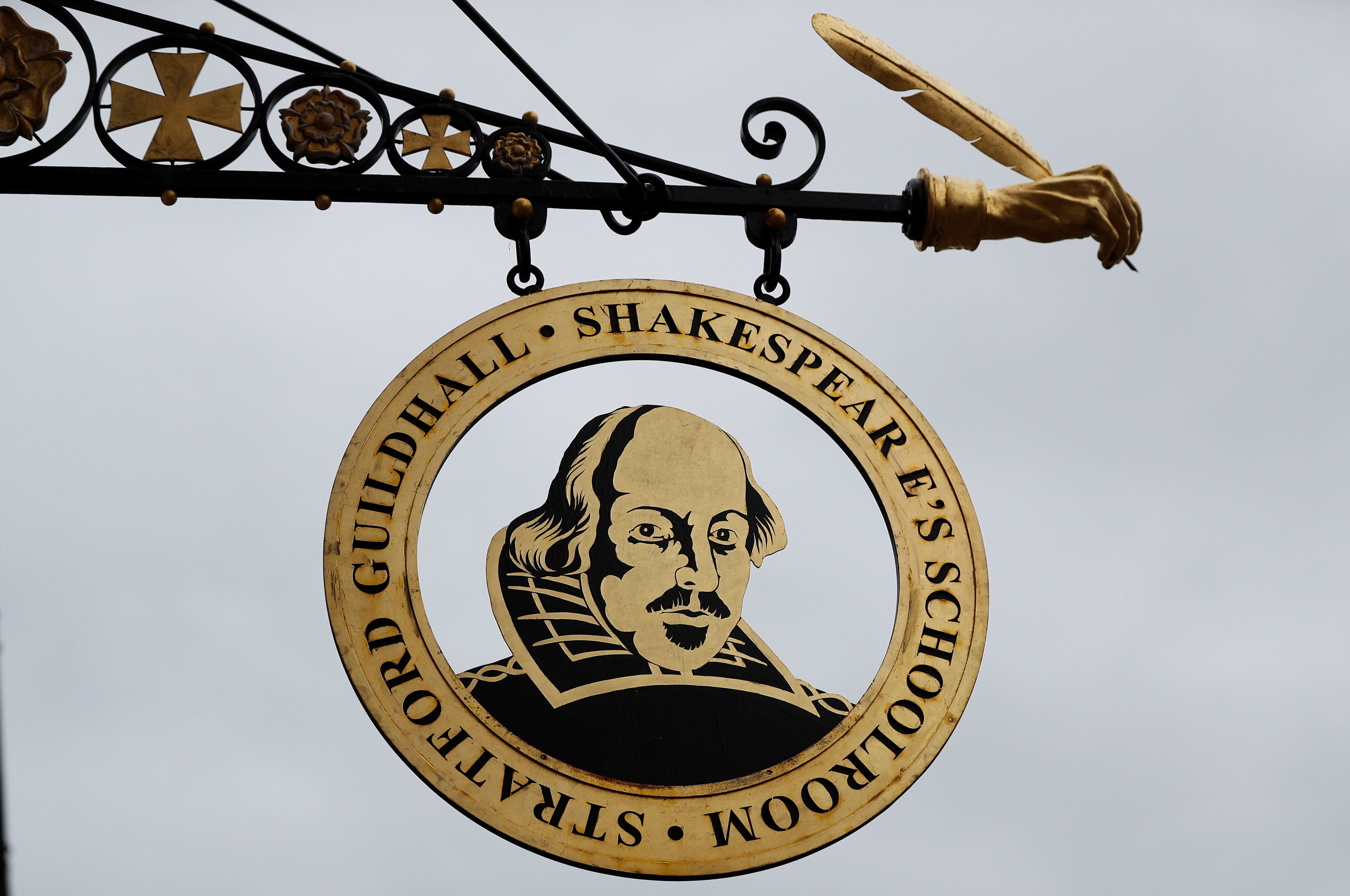 ▲▼斯特拉特福市政廳懸掛一塊印有莎士比亞圖像的招牌。（圖／路透社）