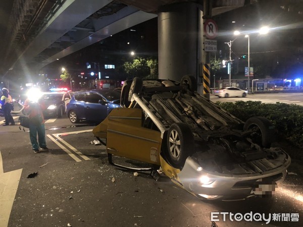 ▲▼計程車違規左轉遭轎車撞翻，警方到場協助拍照採證。（圖／記者趙永博攝）