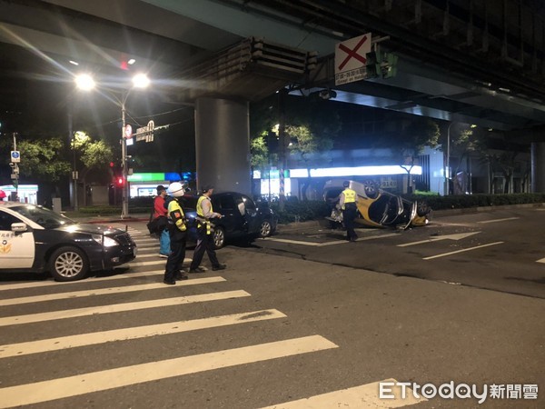 ▲▼計程車違規左轉遭轎車撞翻，警方到場協助拍照採證。（圖／記者趙永博攝）