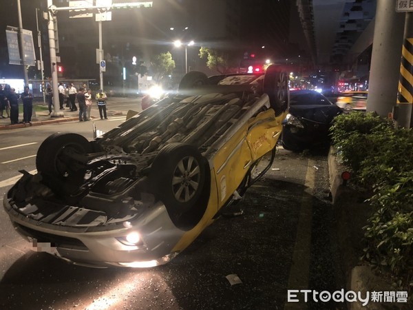 ▲▼計程車違規左轉遭轎車撞翻，警方到場協助拍照採證。（圖／記者趙永博攝）