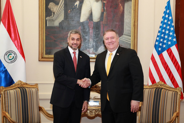 ▲▼美國國務卿蓬佩奧（Mike Pompeo）與巴拉圭總統阿布鐸（Mario Abdo Benitez）。（圖／路透）