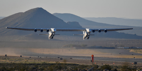 ▲▼  全球最大飛機「平流層發射系統」（Stratolaunch Systems）13日在美國完成首次試飛。（圖／路透）