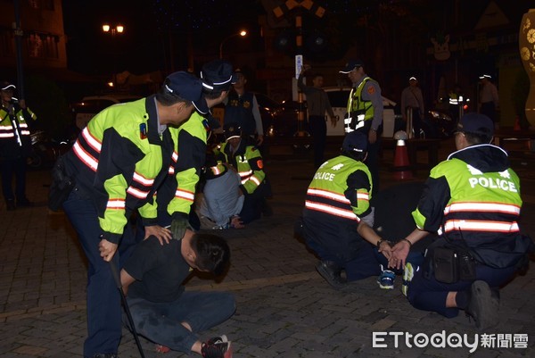 ▲▼花蓮警方深夜無預警實施「快速打擊犯罪部隊」演練，宣示警方對街頭暴力零容忍維護治安決心。（圖／記者王兆麟翻攝，下同）