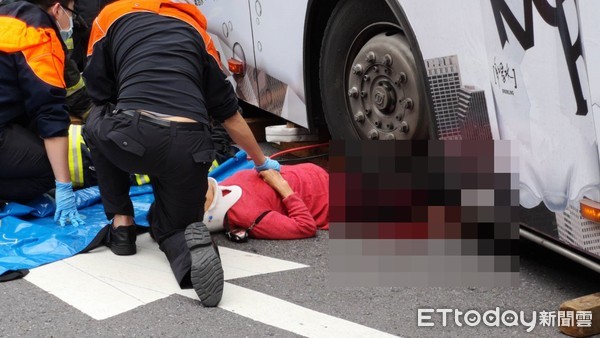 ▲▼文山二分局前車禍事故，老婦人被欣欣客運278路公車壓斷腿。（圖／記者黃彥傑攝）