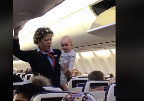 ▼美國一名空姐好心幫媽媽照顧寶寶，女嬰不怕生揮手、送飛吻。（圖／翻攝自Savannah Blum 臉書）