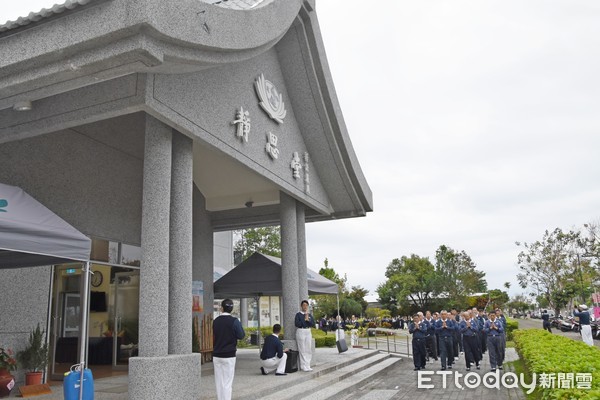 ▲▼台東靜思堂4月14日舉行朝山，包括關山慈濟醫院醫護、社工與台東地區慈濟志工及會眾共243位參與，在豔陽下，透過虔誠禮敬朝山，人人三步一拜、步步踏實，期許增長菩提心，克服心中的苦及種種考驗，為天下祈福的心更堅定。（圖／記者林弘展攝）