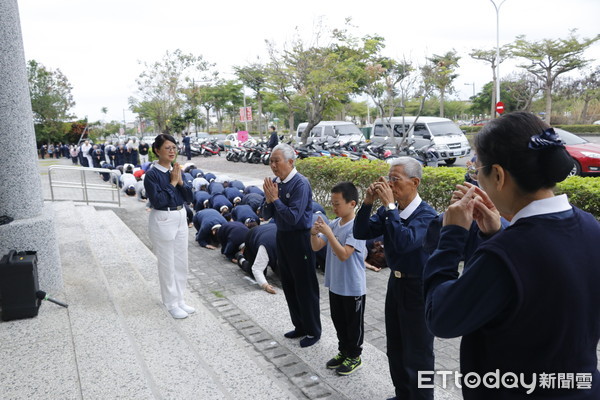 ▲▼台東靜思堂4月14日舉行朝山，包括關山慈濟醫院醫護、社工與台東地區慈濟志工及會眾共243位參與，在豔陽下，透過虔誠禮敬朝山，人人三步一拜、步步踏實，期許增長菩提心，克服心中的苦及種種考驗，為天下祈福的心更堅定。（圖／記者林弘展攝）