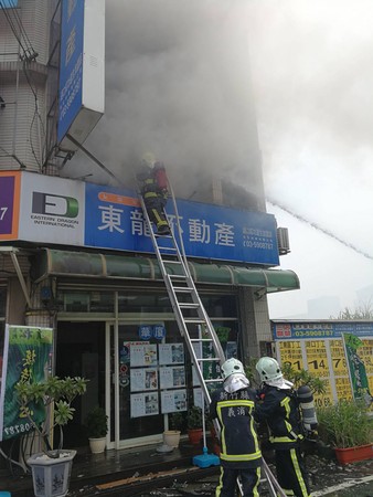 ▲湖口3層透天厝大火　1人「不知去向」屋主忙找人。（圖／記者陳凱力翻攝）