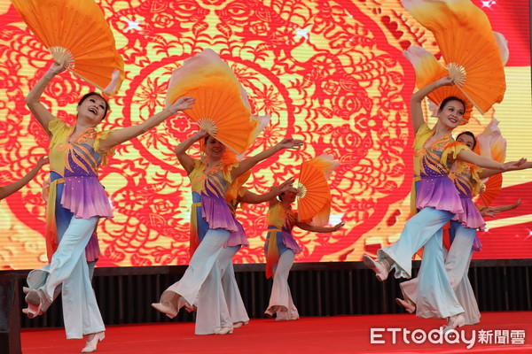 ▲上海楊浦區舞蹈團體表演扇子舞。（圖／記者魏有德攝）
