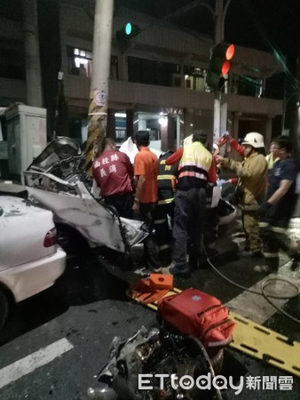 蔡姓男子酒後車頭凹陷整個包覆電線桿。（圖／記者白珈陽翻攝）