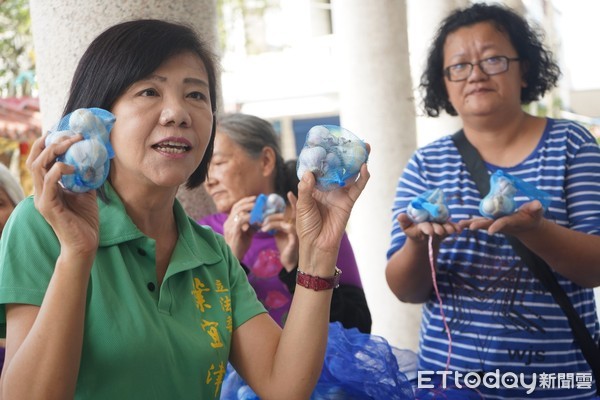 ▲為力挺台灣在地農特產品，立委葉宜津分赴白河區顯濟宮、福安宮發送在地蒜頭，與鄉親一起分享台南在地農產美味，並與鄉親熱情互動。（圖／記者林悅翻攝，下同）