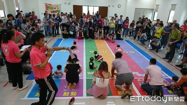 ▲▼ 地藏庵108年註生娘娘祈子燈致贈金鎖片，暨地藏庵盃寶寶爬行大賽。（圖／記者翁伊森翻攝，下同）