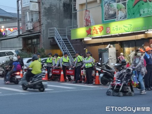 ▲迎接大甲媽祖回鑾．彰化市發生疑似有酒駕硬闖警戒線。（圖／記者唐詠絮攝）