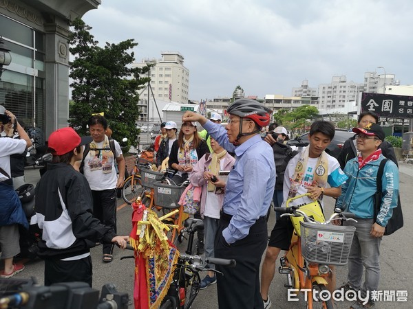 ▲柯文哲市長與助理們騎乘U-bike一起出發。（圖／記者唐詠絮攝）