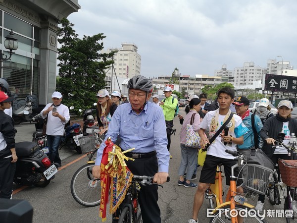 ▲柯文哲市長與助理們騎乘U-bike一起出發。（圖／記者唐詠絮攝）