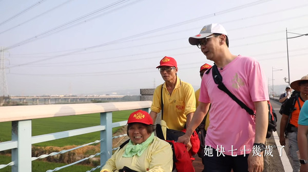 ▲▼朱立倫跟隨大甲媽祖遶境。（圖／翻攝自朱立倫臉書粉專影片）