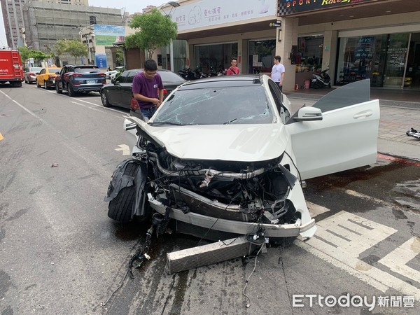 ▲台南市安平區永華路平豐路口，4月13日中午發生兩部進口轎車在路口對撞事故，造成邱姓女子及陳姓男子、車上乘客等共6人受傷送醫，幸好無生命危險，兩車車頭嚴重毀損。（圖／記者林悅翻攝，下同）