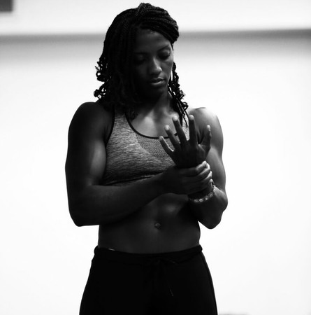 ▲法國舉重女將Gaelle Nayo Ketchanke挑戰個人生涯最佳的107公斤時，失手壓斷左臂，躺在地上慘叫。（圖／翻攝自FB／Gaelle Nayo Ketchanke）