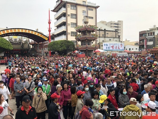 ▲市級古蹟學甲慈濟宮上白礁謁祖尋根祭典熱鬧登場，台南市長黃偉哲擔任主祭官，陣頭綿長數公里，信眾人山人海。（圖／記者林悅翻攝，下同）