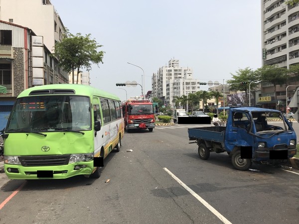 ▲▼ 嘉義市彌陀路重大車禍，後方小貨車不慎撞上前方巴士，車頭車身皆凹陷，駕駛及副駕駛座妻子皆受困。（圖／記者翁伊森翻攝，下同）