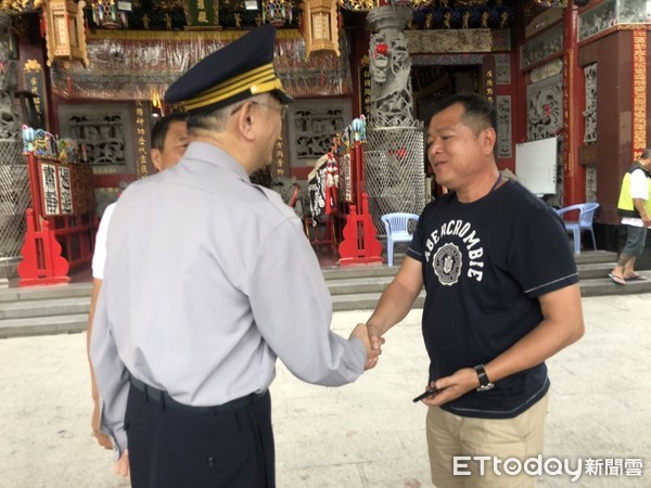 ▲台南市警二分局長王森瑒，拜訪轄區南勢街西羅殿及開基開山宮等2座宮廟主委及總幹事，交換廟會遶境活動的心得及感想，共同打造優質廟會遶境文化。（圖／記者林悅翻攝）