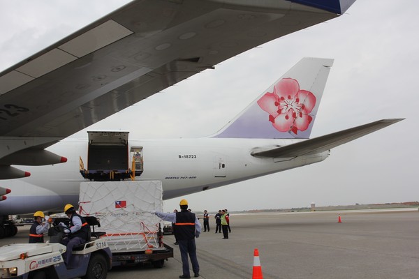 ▲中華航空以波音747-400型貨機協助國家太空中心載運「福爾摩沙衛星七號」赴美。（圖／華航提供）