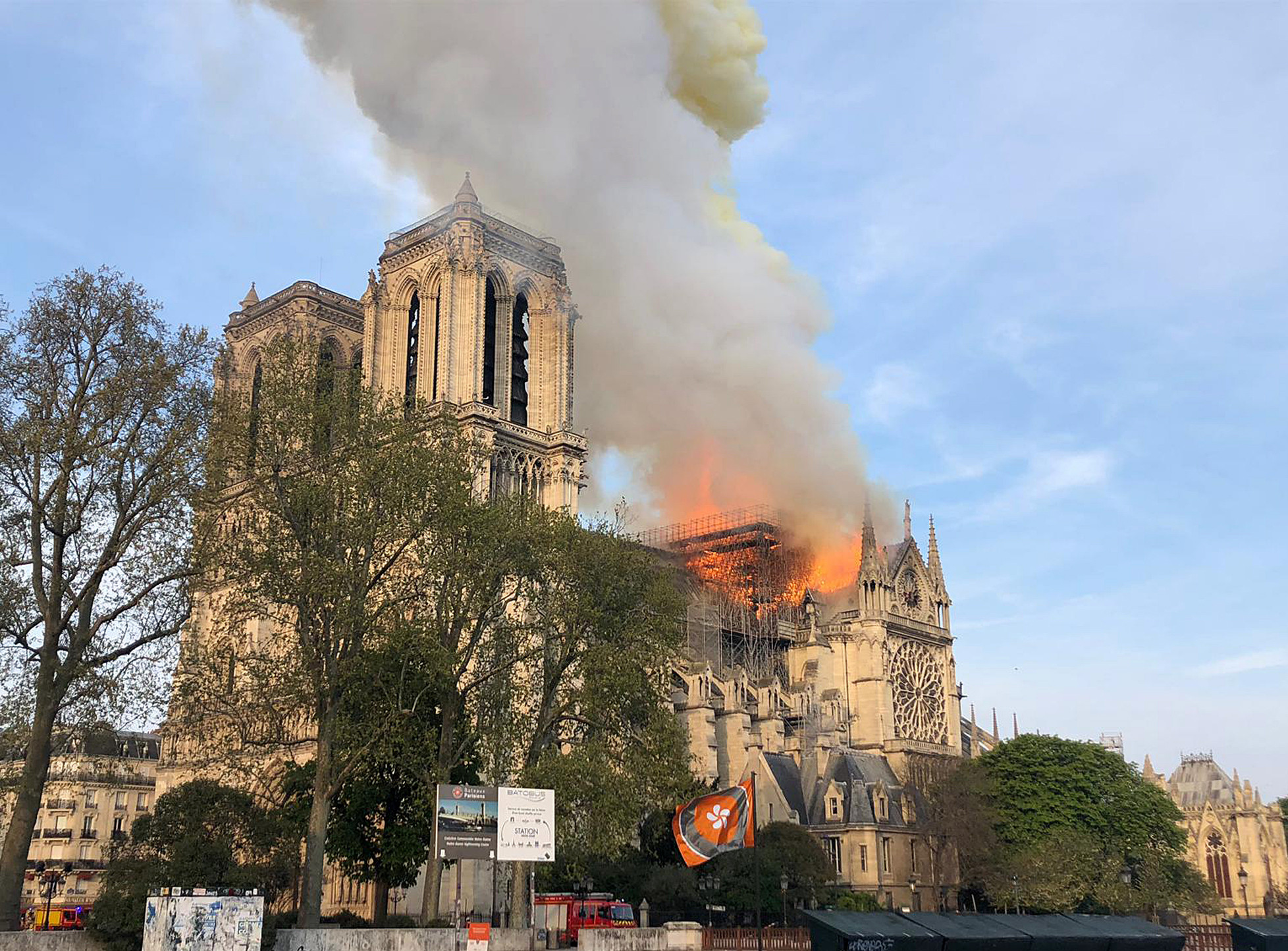 ▲擁有850年歷史的巴黎聖母院發生大火，中央尖塔已經被燒毀。（圖／美聯社）