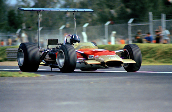 ▲▼F1賽車手格拉漢姆（Graham Hill）駕駛著「蓮花49型」賽車（Lotus 49），「展開羽翼」贏得1968年度冠軍。（圖／達志影像／美聯社）