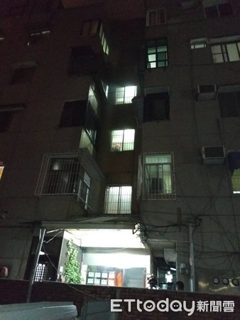 ▲台南市中西區永福路一段61巷一棟住宅大樓凌晨傳出火警，消防人員發現大樓地下室的除濕機起火，火勢由住戶自行撲滅，消防人員將2名吸入濃煙不適的民眾送醫。（圖／記者林悅翻攝）