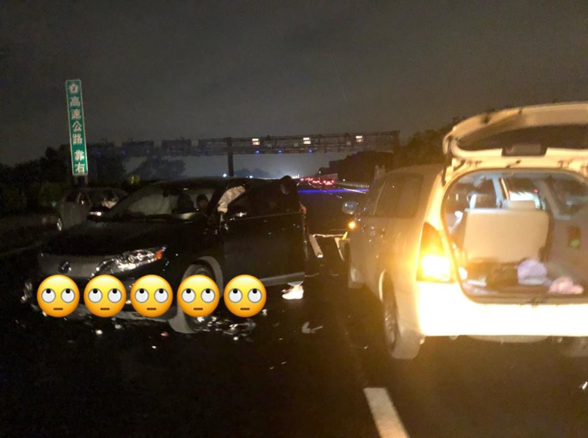 ▲▼三峽交流道「3車纏繞猛撞」！嘴賤哥路過笑：恭喜。（圖／翻攝自爆怨公社）