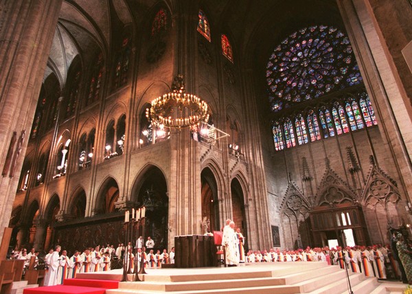 ▲▼1997年教宗若望·保祿二世在巴黎聖母院。（圖／達志影像／美聯社）