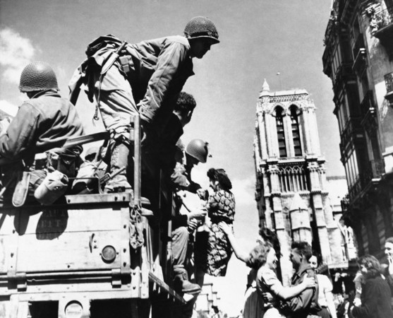 ▲▼1944年法國民眾在聖母院前歡迎美國士兵。（圖／達志影像／美聯社）