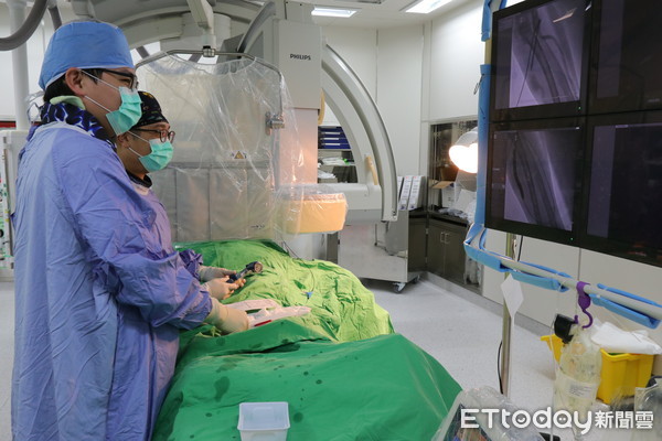 ▲▼亞大醫院心臟血管外科主任劉殷佐（後者）為林阿姨通血管。（圖／亞大醫院提供）