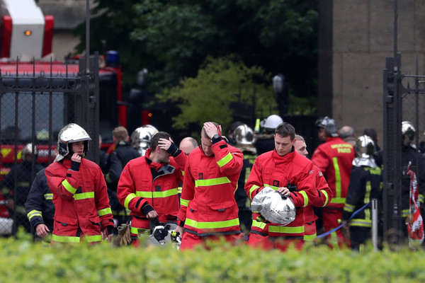 ▲▼法國巴黎聖母院發生火災，當局出動400名消防人員。（圖／路透）
