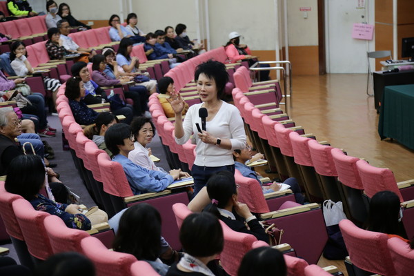 ▲▼ 譚敦慈分享如何輕鬆自在無毒過生活。（圖／嘉義縣政府提供，下同）