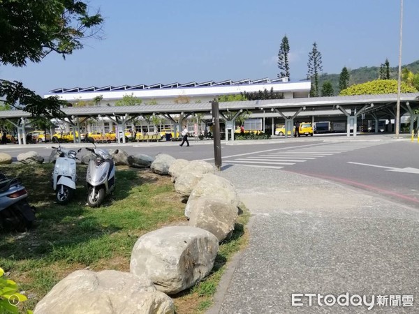 ▲▼台東火車站週邊違規停車的亂象，長久以來是旅客詬病的話題。（圖／台東縣政府提供，下同）