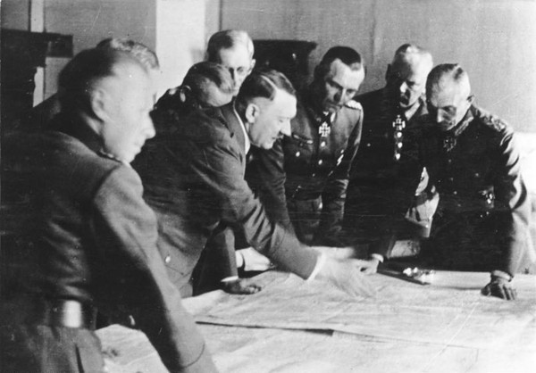 ▲▼1942年，希特勒指揮作戰計畫。（圖／翻攝自維基百科）