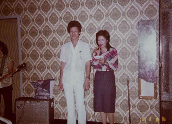這是蘇綉雲（右）在北投唱那卡西的工作照，中間為日本客人。照片一角入鏡半身的女性吉他手是當年北投少見的女性樂師。（蘇綉雲提供）