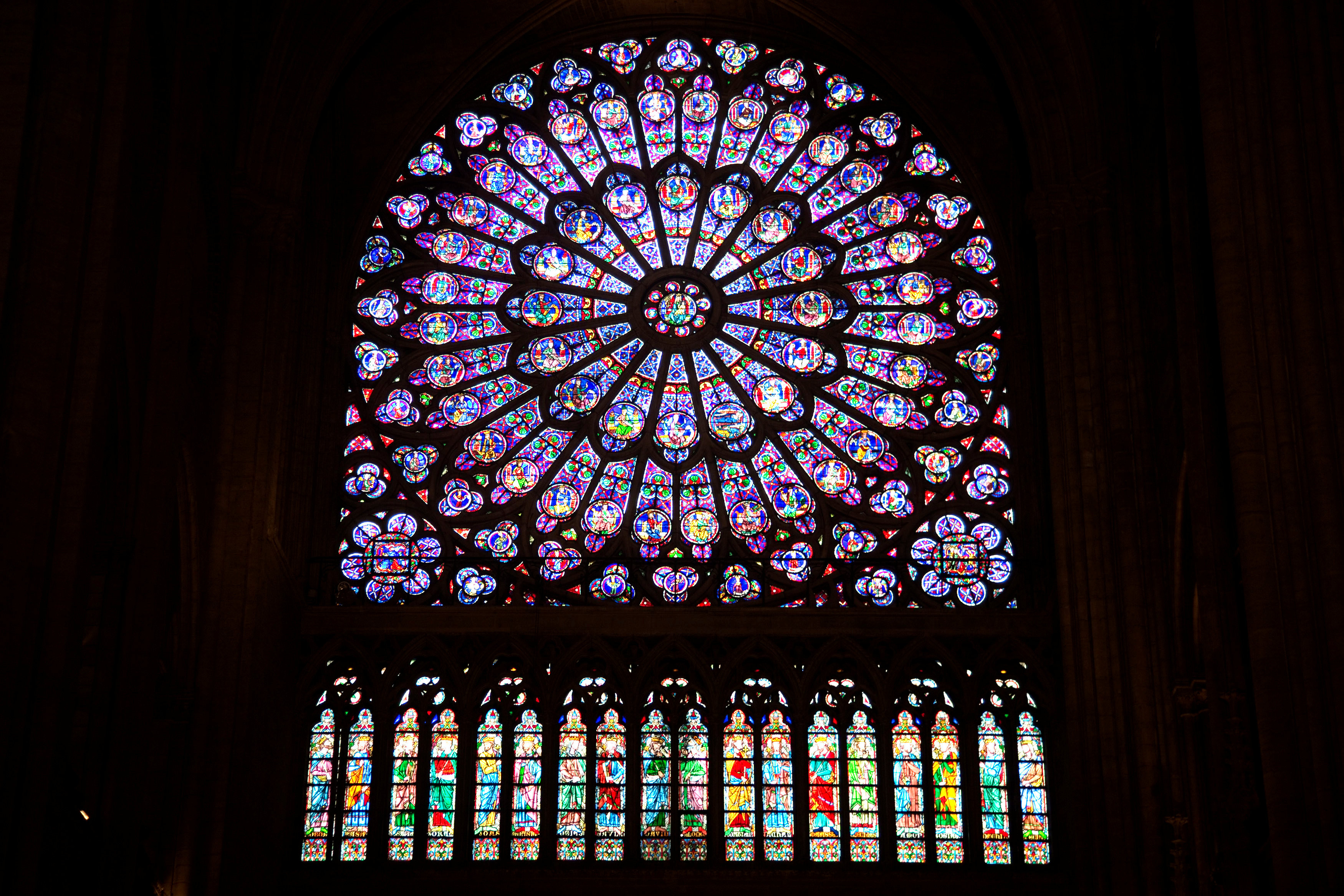 ▲▼巴黎聖母院的玫瑰花窗，在大火中倖存。（圖／路透社） 