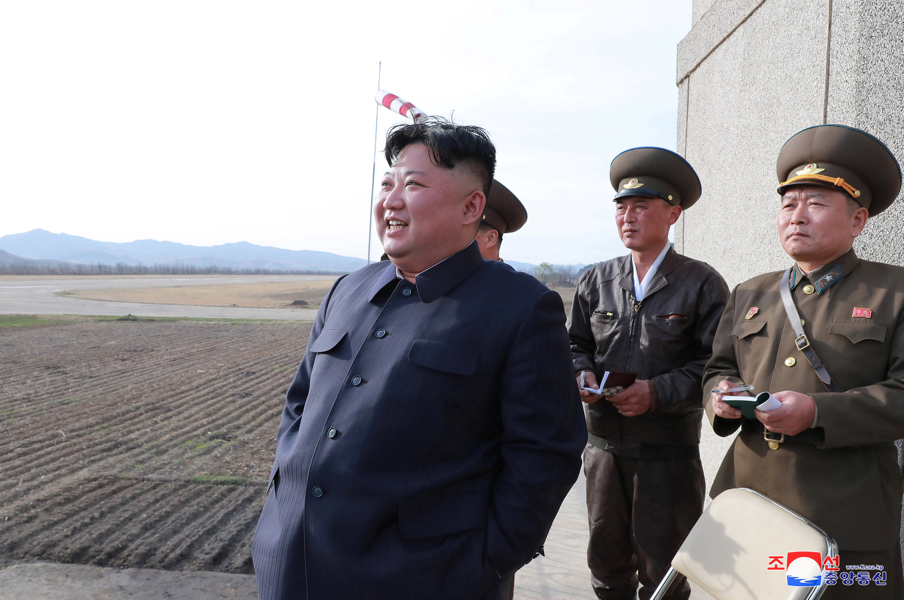 ▲▼ 金正恩16日突擊視察北韓空軍部隊，對訓練成果相當滿意。（圖／路透）