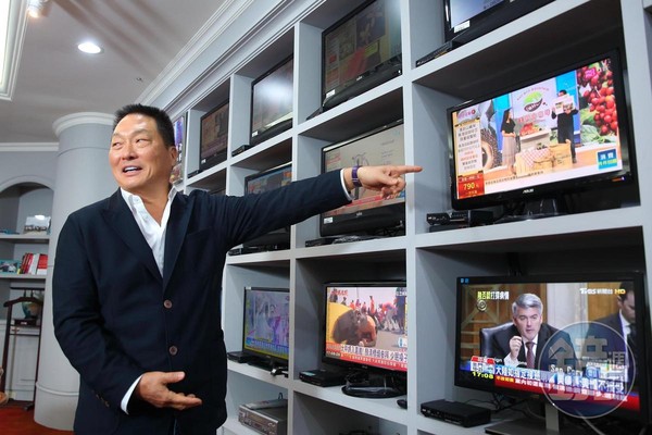 ▲王令麟辦公室內有13台電視，讓他隨時監看自家及競爭對手的頻道。