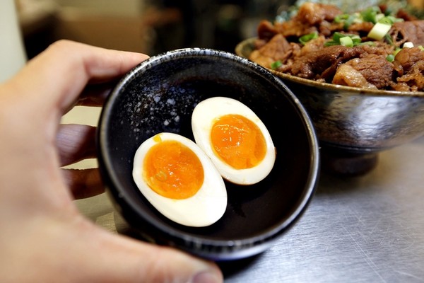 ▲▼小牛丁x深夜裡的和魂燒肉丼x草屯支店。（圖／雪倫情報局提供）